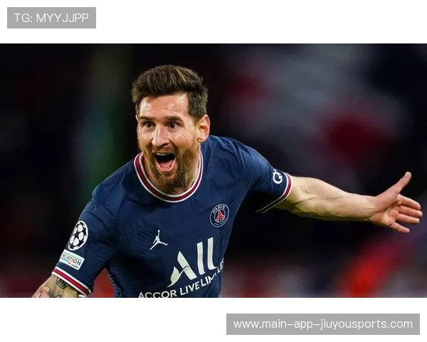 梅西被拍在公园陪孩子踢球，身影温柔如父亲典范