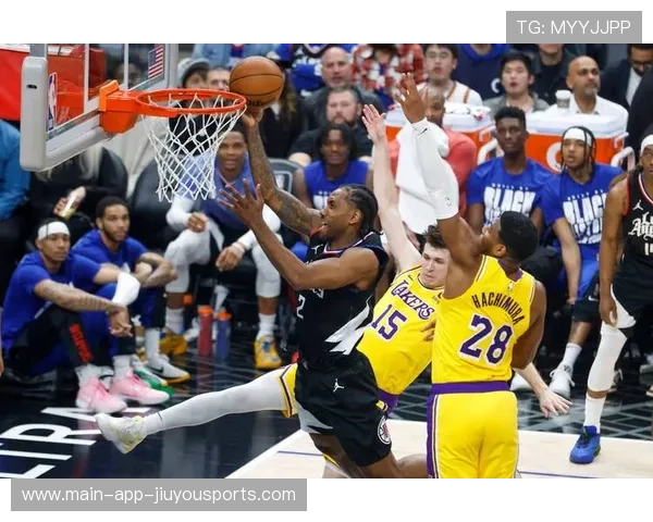 球员在比赛中以灵活步伐完成漂亮突破,球员在比赛中以灵活步伐完成漂亮突破的动作